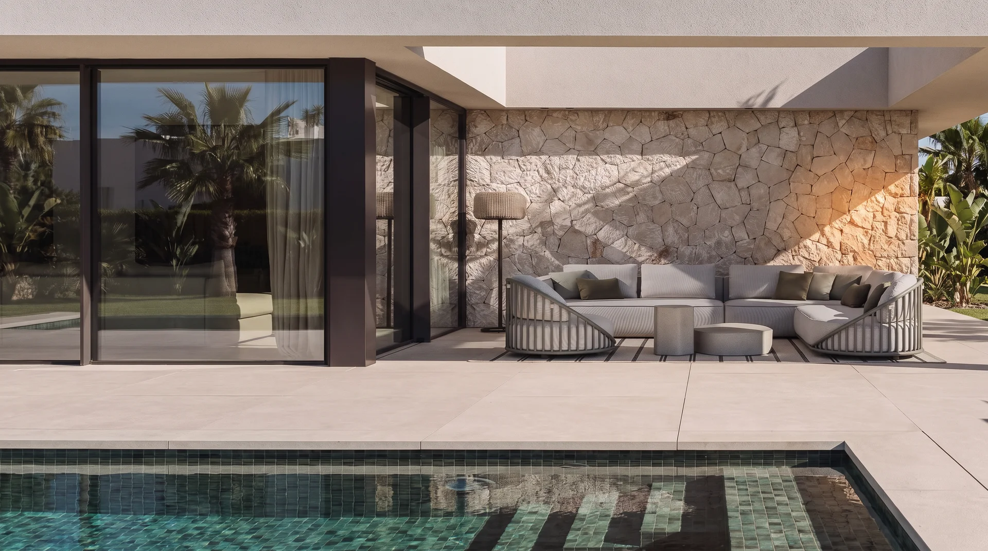 Terraza premium con muro de piedra y pileta en Nordelta